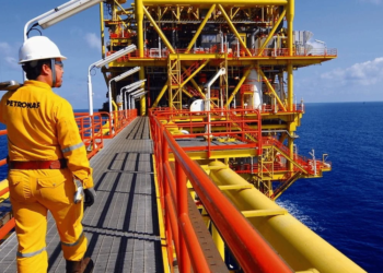 HARGA minyak melonjak ekoran konflik Asia Barat.-AGENSI