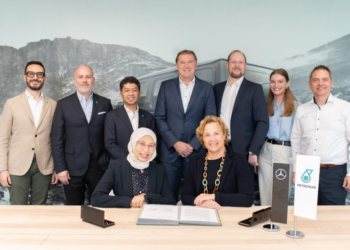HEZLINN (kiri, duduk) bersama-sama Ahli Lembaga Pengurusan Jualan & Pemasaran Mercedes-Benz Group AG Idris, Britta Seeger bergambar sempena pemeteraian kerjasama di Stuttgart, Jerman.