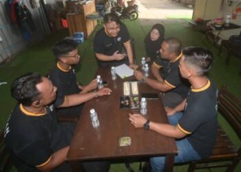 SHAFIEQ Johari (tengah) dan barisan pengurusan Mitashamika Resources akan terus membantu bekas banduan untuk bekerja dengan syarikat berkenaan. – UTUSAN/SHAIKH AHMAD RAZIF