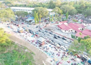 SUASANA iftar di Esplanade Temerloh di pinggir Sungai Pahang sepanjang 2,168 meter diisytiharkan terpanjang di negara ini dan diiktiraf Malaysia Book Of Records (MBOR). – UTUSAN/SALEHUDIN MAT RASAD