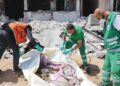 PASUKAN forensik Palestin mengumpulkan mayat yang ditemukan di pekarangan Hospital Al-Shifa di Gaza selepas hospital itu ditinggalkan oleh tentera Israel yang menawan kemudahan perubahan tersebut selama lebih dua minggu. – AFP