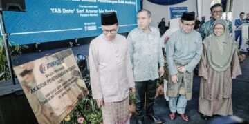 ANWAR Ibrahim merasmikan Majlis Pelancaran Kampus dan Upacara Pecah Tanah Simulasi Penerbangan Akademi Malaysia Airlines Berhad di Sepang, semalam. – UTUSAN/FAIZ ALIF