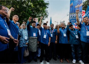 MUHYIDDIN Yassin dan pimpinan parti Bersatu, mengiringi calon Perikatan Nasional, Khairul Azhari Saut ke pusat penamaan calon PRK DUN Kuala Kubu Baharu, semalam. – MINGGUAN/SHIDDIEQIIN ZON