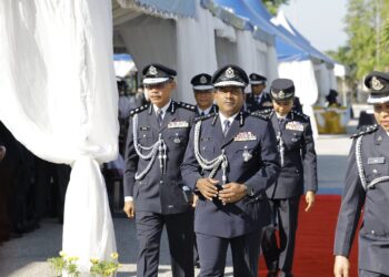 HUSSEIN Omar Khan (tengah) ketika hadir Majlis Serah Terima Tugas Ketua Polis Daerah KLIA di IPD KLIA. - UTUSAN/FAIZ ALIF ZUBIR