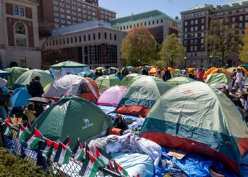 PENYOKONG pro-Palestin membuat perkhemahan protes di kampus Universiti Columbia, di New York City, kelmarin. -AFP
