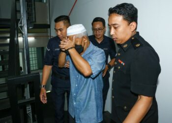 ROSLI Che Mohamed dituduh menipu status Tanah Rizab Melayu melibatkan kawasan seluas 649.2 hektar di Sitiawan 12 tahun lalu ketika didakwa di Mahkamah Sesyen Ipoh hari ini. - UTUSAN/MUHAMAD NAZREEN SYAH MUSTHAFA