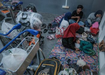 SEBUAH keluarga yang terkandas berehat sambil menunggu penerbangan yang dijadualkan semula berikutan pembatalan akibat letusan Gurung Ruang, Indonesia di Lapangan Terbang Antarabangsa Kuala Lumpur (KLIA), Sepang, semalam. - UTUSAN/FAIZ ALIF ZUBIR