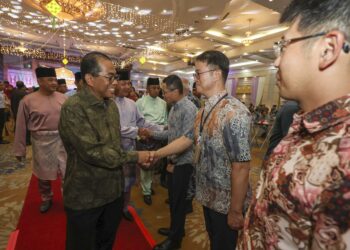 MOHAMED Khaled Nordin beramah mesra dengan para tetamu yang hadir dalam Majlis Sambutan Hari Raya Aidilfitri Angkatan Tentera Malaysia 2024 di Wisma Perwira ATM di Kuala Lumpur, semalam. 
– UTUSAN/AMIR KHALID