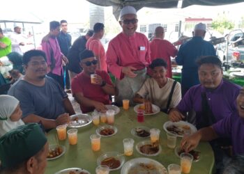 RAZMAN Zakaria (tengah) beramah mesra dengan tetamu pada jamuan hari raya anjuran beliau di Bagan Serai hari ini. - UTUSAN