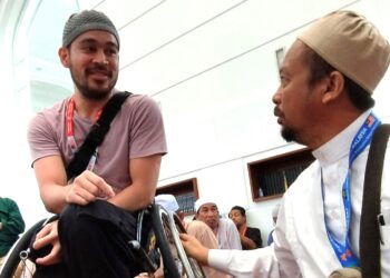 FAIRUZ Fahmy Harun (berkerusi roda) berbual bersama Saifulizam pada Majlis Perasmian Penutup Kursus Perdana Haji Peringkat Negeri Sembilan bagi musim haji 1445H/2024M di Seremban hari ini.-UTUSAN/NAZARUDIN SHAHARI.