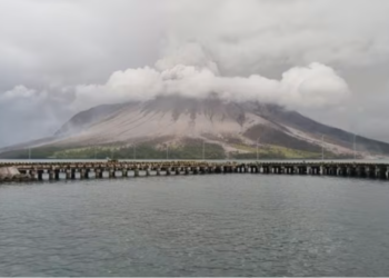 GAMBAR yang diambil dan dikeluarkan oleh Pusat Vulkanologi dan Tebatan Bahaya Geologi (PVMBG) Indonesia semalam menunjukkan Gunung Ruang mengeluarkan asap di Sitaro, Sulawesi Utara. -AFP