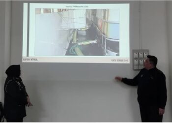 ARIFFIN Samsudin (kanan) menunjukkan gambar lori tangki yang telah diubah suai untuk aktiviti penyelewengan diesel bersubsidi yang ditahan dalam Ops Tiris di Kuala Lumpur, hari ini. - UTUSAN/AHMAD FITRI MOHD AS'RI