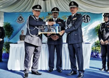 HUSSEIN Omar Khan (tengah) menyaksikan penyerahan tongkat kuasa sebagai simbolik Majlis Serah Terima Tugas Ketua Polis Daerah KLIA antara Asisten Komisioner Imran Abd Rahman (kiri) kepada Asisten Komisioner Azman Shari'at (kanan) di Perkarangan Aeropolis IPD KLIA. - UTUSAN/FAIZ ALIF ZUBIR