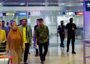 SHUHAILY Mohd Zain ketika meninjau lokasi kejadian tembakan di Balai Ketibaan KLIA Terminal 1. - UTUSAN/FAISOL MUSTAFA