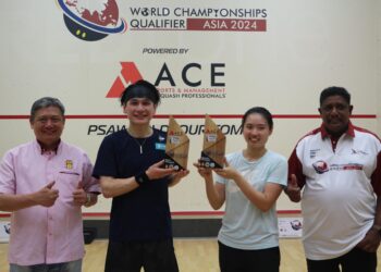 CHAN Yi Wen (dua dari kanan) dan Ryunosuke Tsukue (dua dari kiri) bersama trofi  Kelayakan Kejohanan Skuasy Dunia Zon Asia di Kuala Lumpur, semalam. - Gambar  Ace Sports And Management