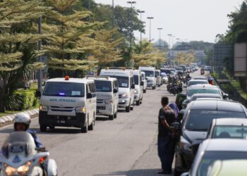 VAN membawa jenazah lapan mangsa nahas helikopter tiba untuk disolatkan di Batalion Ke-23 RAMD di Jalan Tambun, Ipoh. - UTUSAN/MUHAMAD NAZREEN SYAH MUSTHAFA