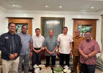 DARI kanan Rospandi Leman, Hasan Rahman dan Mohamad Ali Mohamad bersama Muhyiddin Yassin (tengah) dan Mohd. Yadzil Yaakub (tiga dari kiri) ketika ziarah Hari Raya Aidilfitri di Kuala Lumpur, baru-baru ini.