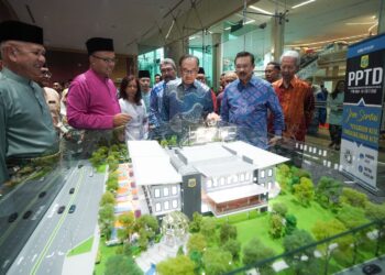 ANWAR Ibrahim melihat replika Rumah Kelab PPTD ketika hadir pada Sesi Townhall Lebaran Aidilfitri di Putrajaya. - UTUSAN/FAISOL MUSTAFA