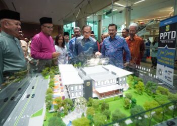 ANWAR Ibrahim melihat replika Rumah Kelab PPTD ketika hadir pada Sesi Townhall Lebaran Aidilfitri di Putrajaya. - UTUSAN/FAISOL MUSTAFA