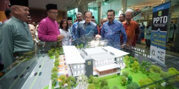 ANWAR Ibrahim melihat replika Rumah Kelab PPTD ketika hadir pada Sesi Townhall Lebaran Aidilfitri di Putrajaya. - UTUSAN/FAISOL MUSTAFA