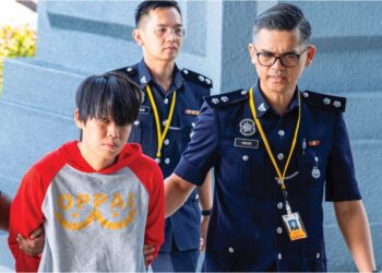 Chiok Wai Loong dibawa ke Mahkamah Sesyen Jenayah (Siber) Kuala Lumpur 22 Mac lalu atas pertuduhan kes posting menghina agama Islam berkaitan isu penjualan stoking bertulisan kalimah Allah. – GAMBAR FAIL/ SHIDDIEQIIN ZON
