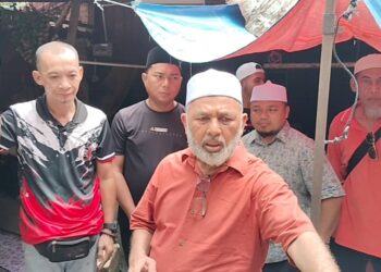 SYED Abu Hussin Hafiz Syed Abdul Fasal melawat kediaman Baderol Hisam Mohd Yusoh (kiri) yang rosak akibat ditimpa pokok kelapa sawit di Kampung Sungai Lubok, Trong hari ini. - UTUSAN/WAT KAMAL ABAS