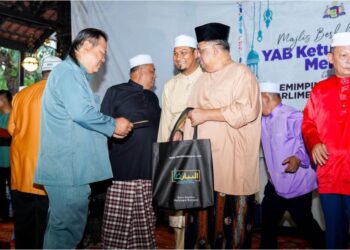 AB. RAUF Yusoh (dua dari kanan) menyampaikan sumbangan sambil disaksikan Nur Mohammad Hadi Zahalan (tiga dari kiri) pada Majlis Berbuka Puasa dan Penyampaian Sumbangan UMNO Bahagian Masjid Tanah di Villa D’Acqua, Masjid Tanah, Melaka.