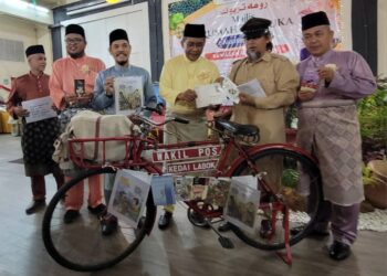 TAKIYUDDIN Hassan (tiga dari kanan) tertarik melihat basikal wakil pos antik yang diperagakan pada Majlis Rumah Terbuka Aidilfitri 2024 Pas Kawasan Kota Bharu di Dewan Jubli Perak MPKB-BRI di Kota Bharu, Kelantan hari ini. UTUSAN/MUSTAQIM MOHAMED