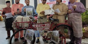 TAKIYUDDIN Hassan (tiga dari kanan) tertarik melihat basikal wakil pos antik yang diperagakan pada Majlis Rumah Terbuka Aidilfitri 2024 Pas Kawasan Kota Bharu di Dewan Jubli Perak MPKB-BRI di Kota Bharu, Kelantan hari ini. UTUSAN/MUSTAQIM MOHAMED