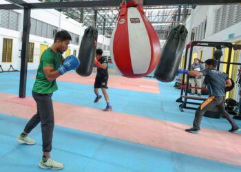 ATLET tinju negara menjalani latihan di Majlis Sukan Negara (MSN) Nilai, Negeri Sembilan, semalam. - UTUSAN/FARIZ RUSADIO