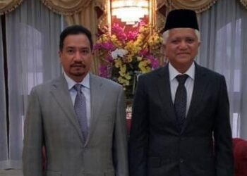 NOOR Fadzil Mohamed Nor (kanan) bergambar bersama Sultan Mizan Zainal Abidin di Kuala Terengganu.