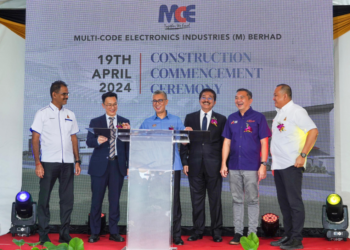 TENGKU Zafrul Abdul Aziz (tiga dari kiri) pada majlis pelancaran pembinaan Hab Auto MCE Holdings Bhd (MCE) di Serendah, Selangor di sini hari ini.-UTUSAN/SYAKIR RADIN