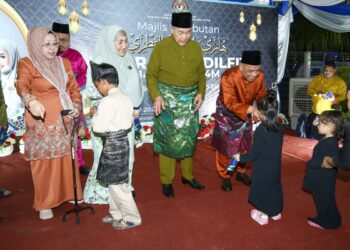 AHMAD Zahid Hamidi menyampaikan duit raya kepada kanak-kanak pada Majlis Sambutan Aidilfitri Parlimen Bagan Datuk di Kompleks UMNO Bagan Datuk hari ini. - UTUSAN/MUHAMAD NAZREEN SYAH MUSTHAFA