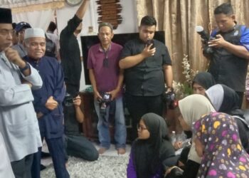 ZAMBRY Abd. Kadir (dua dari kiri) berbual dengan ahli keluarga Allahyarham Mohd. Shahrizan Mohd. Termizi di Lekir, Manjung.  - UTUSAN