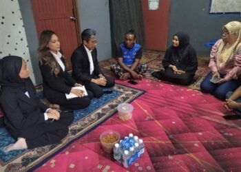 WAN Azmir Wan Majid (tiga dari kiri) mengadakan bertemu dengan Norazlan Tajuddin dan Norzalifa Mohd. Yusof  bagi menerangkan tentang kes kemalangan maut melibatkan dua anak mereka di Sungai Siput hari ini. - UTUSAN