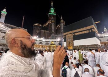 PENGGUNAAN media sosial semasa ibadat dikhuatiri akan mengubah niat seseorang semasa melakukan tawaf dan ibadat yang lain. – AFP