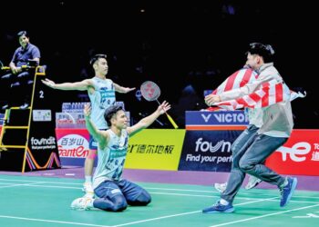 PASANGAN Beregu negara Goh Sze Fei-Nur Izzuddin Mohd Rumsani meraikan kejayaan mereka menghadiahkan mata kemenangan ktika Malaysia menumpaskan Jepun 3-1 di peringkat suku akhir Piala Thomas 2024 di Pusat Sukan Chengdu High-Tech Zone, China, kelmarin- AFP