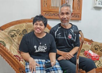MOHD. BI Mohd. Samsuri (kanan) bersama anak istimewanya, Innyatul Farahiyah ketika ditemui di kediaman mereka di Taman Permai Sejahtera di Lipis, Pahang.