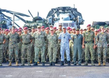 Pegawai kanan daripada 10 Briged (Para), United States Marine Corps (USMC) dan Tentera Laut Amerika Syarikat (US Navy) pada upacara Pembukaan Eksesais TIGER STRIKE 2024 di atas dek USS SOMERSET di Pelabuhan Kuantan, Pahang, Rabu lalu.