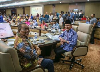ANWAR Ibrahim dan Muhammad Sanusi Md. Nor ketika menyertai Mesyuarat Khas Pembangunan di Wisma Darul Aman, Alor Setar. -UTUSAN/SHAHIR NOORDIN