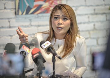 PUTRAJAYA, 29 MEI 2024 - Cik Ena bercakap ketika sidang akhbar berhubung ibu bapa tertipu visa haji dan kini terkandas di Mekah berlangsung di Padi House di sini, hari ini.

FOTO - FAIZ ALIF ZUBIR