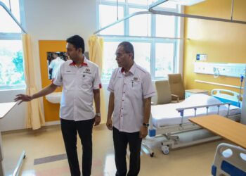 DR. Dzulkefly Ahmad ditemani Pengarah Hospital Baling, Dr. S. Selvanaayagam meninjau fasiliti hospital selepas Majlis Penyerahan Bangunan Tambahan Hospital Baling dan Klinik Kesihatan (Jenis 3) Kepala Batas di Baling. -UTUSAN/SHAHIR NOORDIN