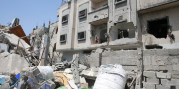 ABDEL Rahman Barika yang terselamat daripada serangan udara Israel, melihat dari rumah yang rosak di tapak serangan Israel, di tengah-tengah konflik berterusan antara Israel dan kumpulan Islam Palestin Hamas, di Rafah, di selatan Semenanjung Gaza baru-baru ini. -REUTERS