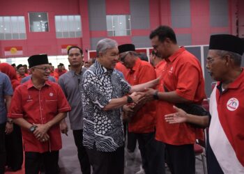 AHMAD Zahid Hamidi bersalam dengan ahli UMNO pada Persidangan Tahunan UMNO Cawangan-cawangan empat peringkat dalam Bahagian Bagan Datuk 2024 di Kompleks UMNO Bagan Datuk hari ini. -  UTUSAN/ZULFACHRI ZULKIFL