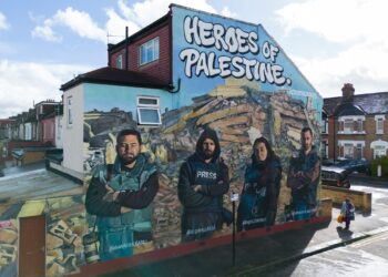 PEMANDANGAN udara lukisan mural penghargaan untuk wartawan Palestin di kawasan perumahan di timur London di.-AFP