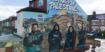 PEMANDANGAN udara lukisan mural penghargaan untuk wartawan Palestin di kawasan perumahan di timur London di.-AFP