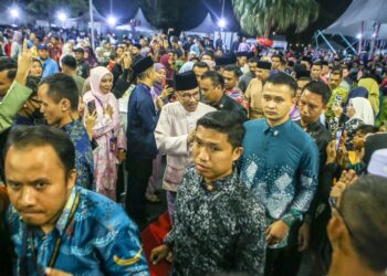 ANWAR Ibrahim beramah mesra dengan tetamu pada Majlis Sambutan Aidilfitri Madani peringkat negeri di pekarangan Darulaman Park, Jitra di Kubang Pasu. -UTUSAN/SHAHIR NOORDIN