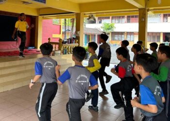 SEBAHAGIAN daripada murid yang melakukan aktiviti riadah di dalam dewan di SK Pusat Chabang Tiga, Kuala Terengganu, semalam.