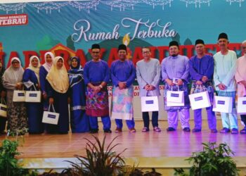 Caption: Abdul Halim (tengah) bersama penerima sumbangan bakal haji di Majlis Sambutan Hari Raya UMNO Bahagian Tebrau di Dewan Taman Desa Jaya, Johor Bahru, malam tadi.