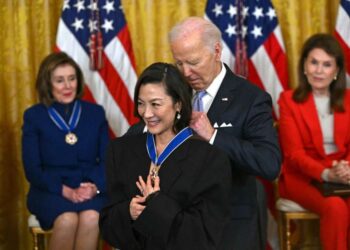 JOE BIDEN memakaikan Pingat Kebebasan kepada Michelle Yeoh di White House, Washington. -AFP